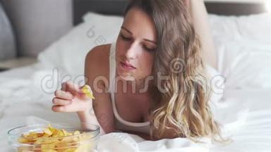 躺在床上吃薯片的<strong>女孩</strong>